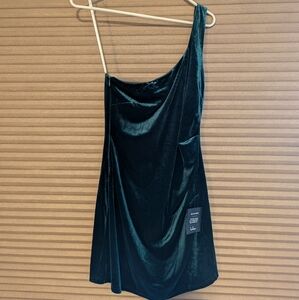NWT Lulu's dress size Large - green color and velvet material